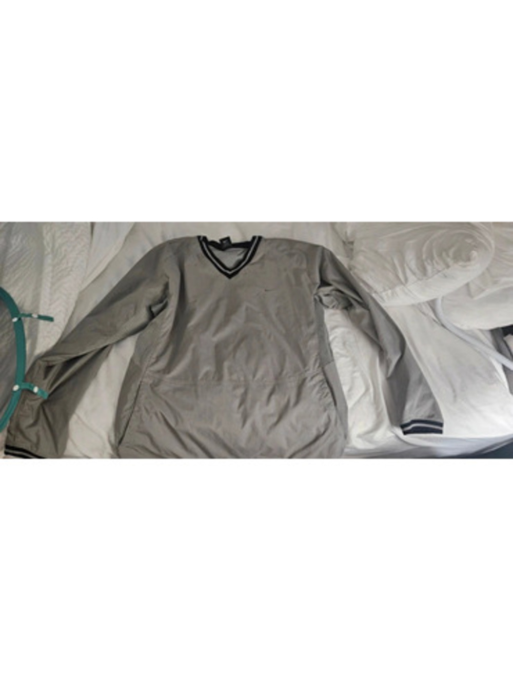 Nike Team Dri-FIT Men’s Medium Gray V-Neck Pullover Windbreaker Mesh
